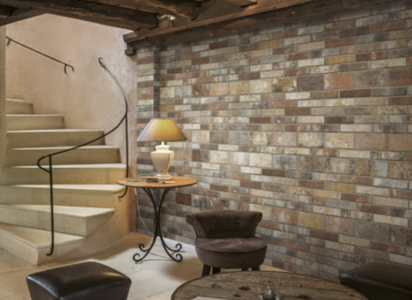 Dinding dengan aksen dinding porselen bertekstur